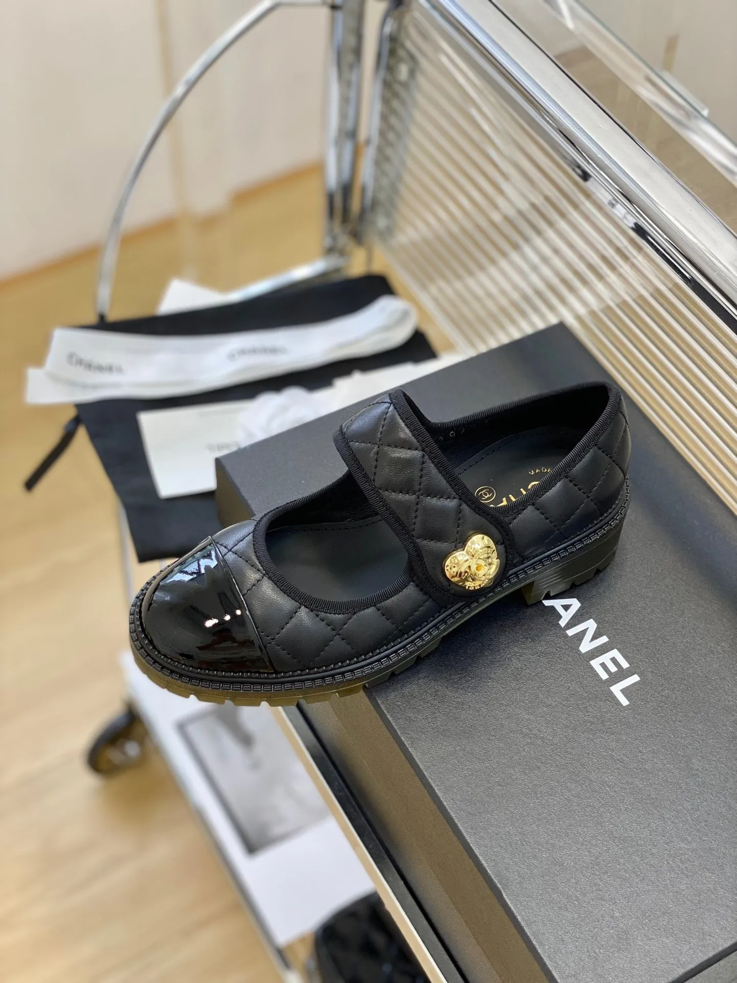 👟👟Ex-factory price 520👟👟 Women's shoes, women's clothing, women's shoes, women's clothing Chanel 24👟👟Ex-factory price, new classic rhombus, love double C school bag buckle Mary Jane single shoe series, I fell in love with it at first sight, no exaggeration ~ This is probably the charm of Xiaoxiang, she always understands girls. Although she looks cold, she has a unique feeling when paired with black stockings It’s the latest model this year🤩🤩🤩 I’ve already started arranging it before it’s available at the counter~ I know you will definitely like it. It looks really good on the feet. The round-pointed last is not picky about the shape of the foot. It also looks slim when worn on fat feet. The lambskin stitched patent leather is very visually impactful. The interior is made of sheepskin. It’s super soft and comfortable~ Italian grade A dyed genuine leather outsole➕electroplated heel Heel height: 5cmcm Size: 35-39 (40/41 customized)